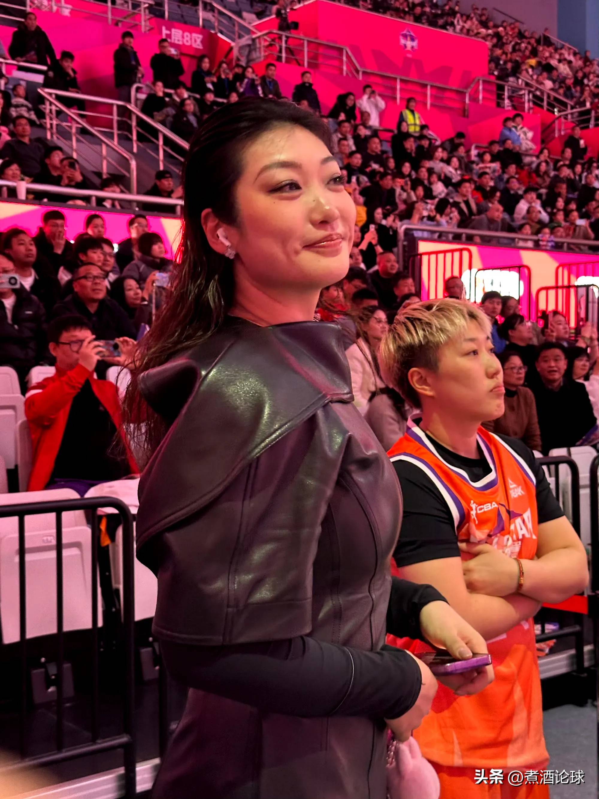 中国女篮教练团队不断壮大，战术革新备受期待