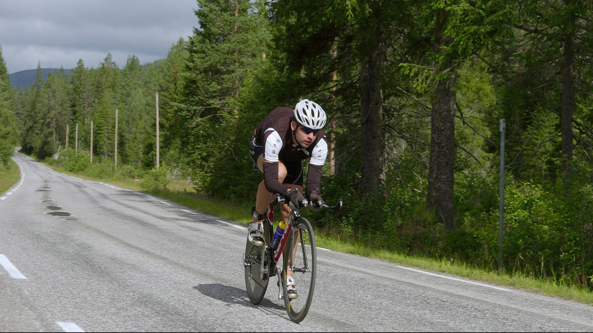 “天气考验:暴雨、雪雾的生死瞬间”,天气预报的暴雨